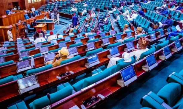 Just in: Four Labour Party, one PDP reps defect to APC